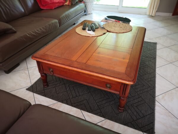 Table basse en merisier relookée style chic – Image 2