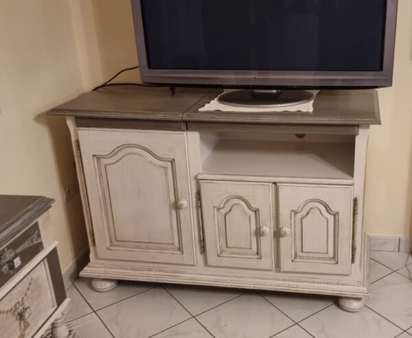 Meuble de TV en chêne patiné