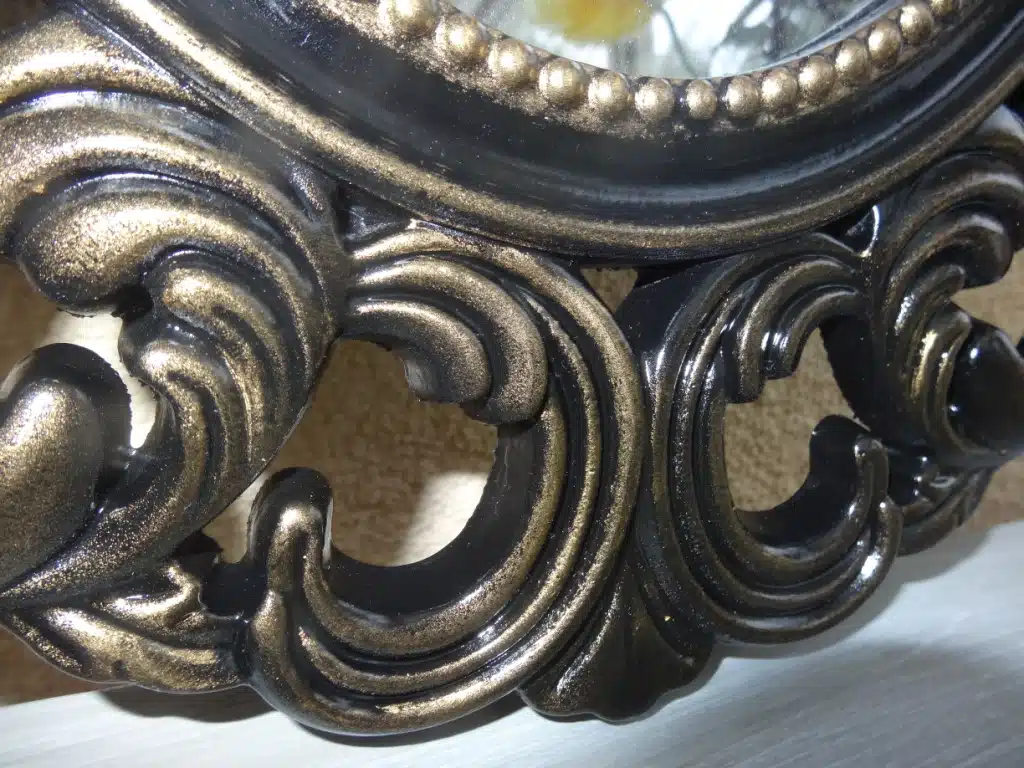 Miroir ovale noir patiné or – Image 2