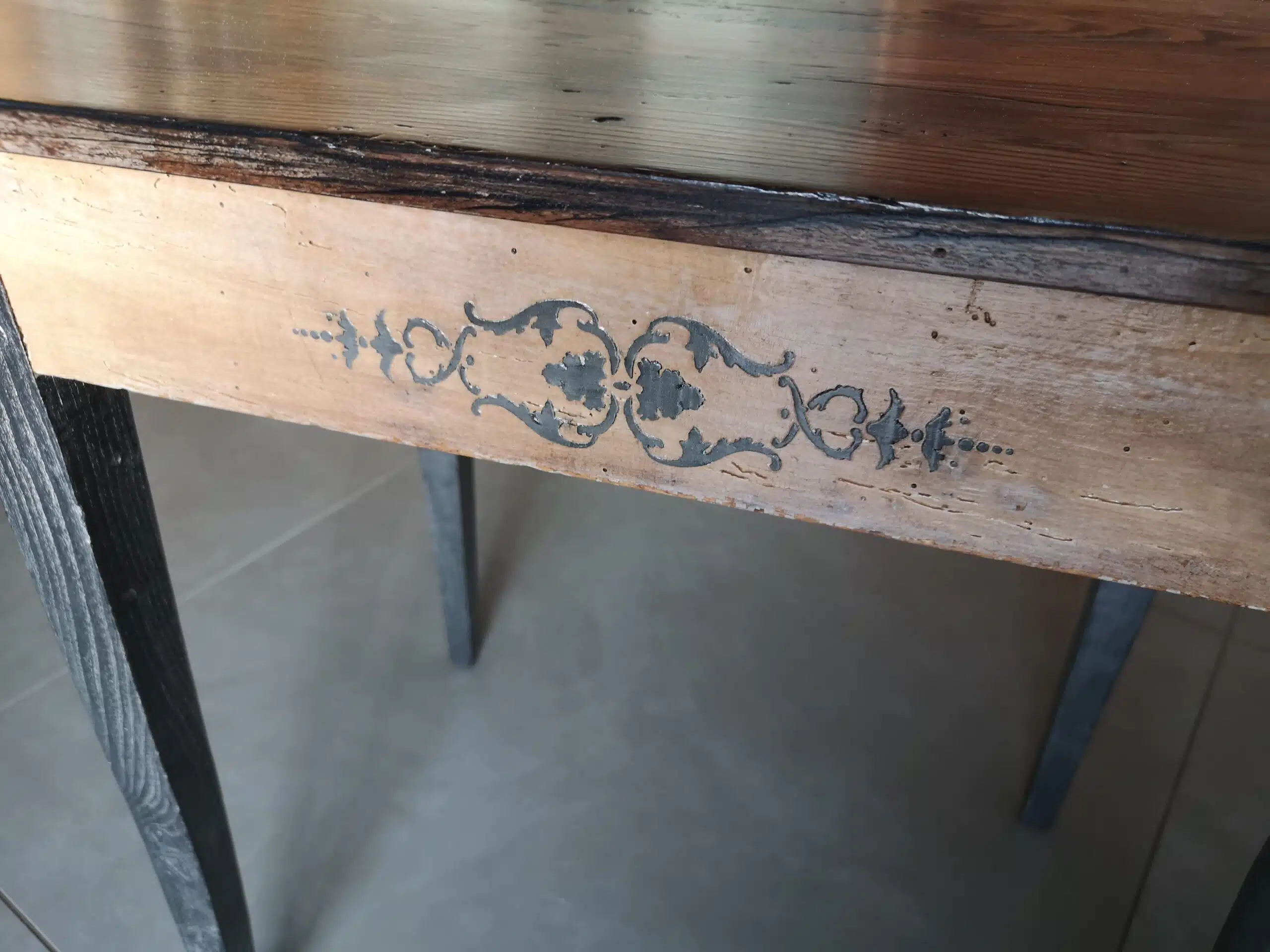 Petite table ancienne en chêne années 40 – Image 3