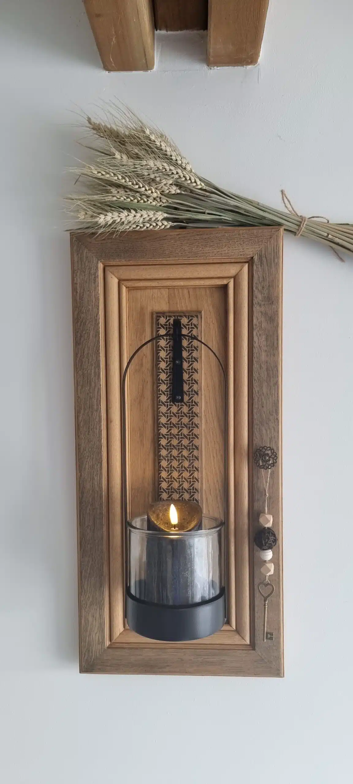 Porte en chêne personnalisée “cannage” et lanterne