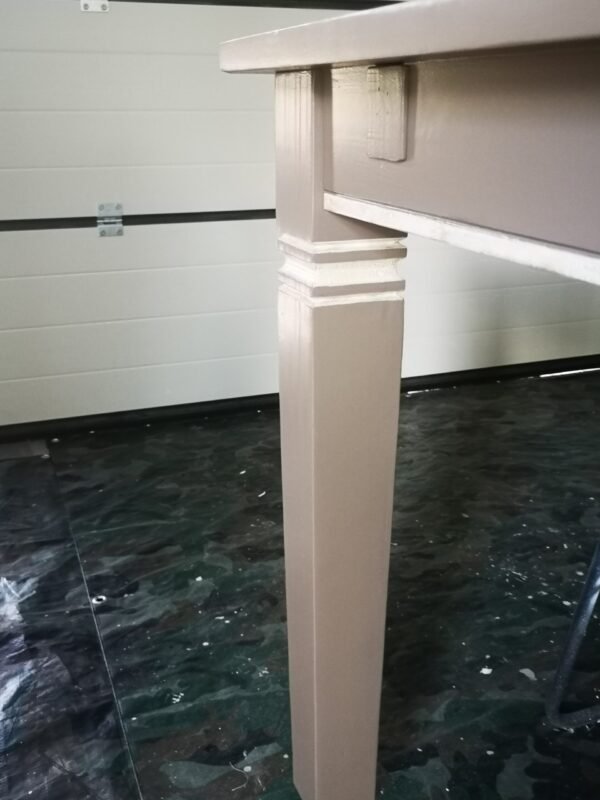 Table de séjour carrée en bois exotique aspect béton patiné – Image 3