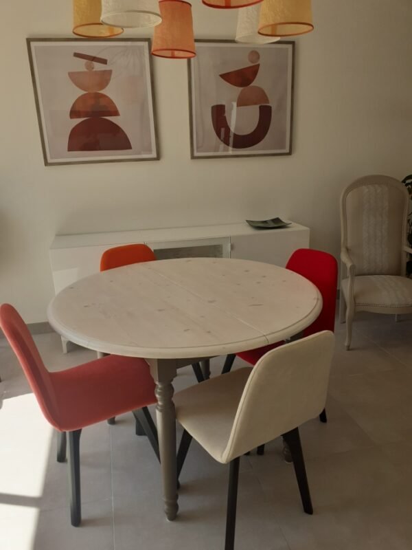 Table ronde en pin relookée