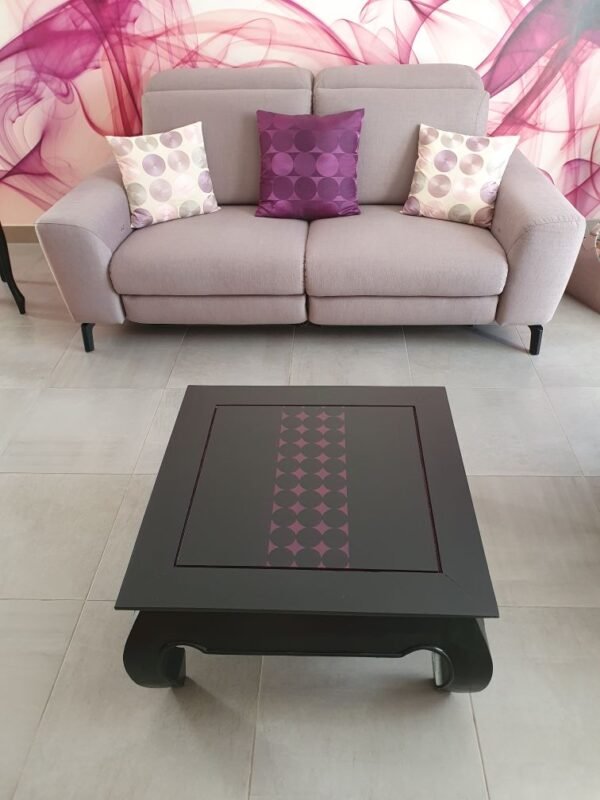 Table basse carrée en teck massif “opium” relookée et sa chaise médaillon