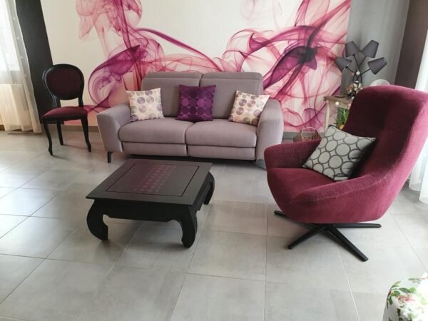 Table basse carrée en teck massif “opium” relookée et sa chaise médaillon – Image 4