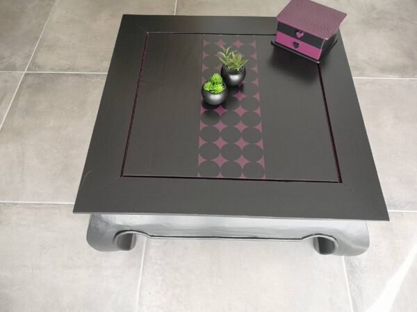 Table basse carrée en teck massif “opium” relookée et sa chaise médaillon – Image 3