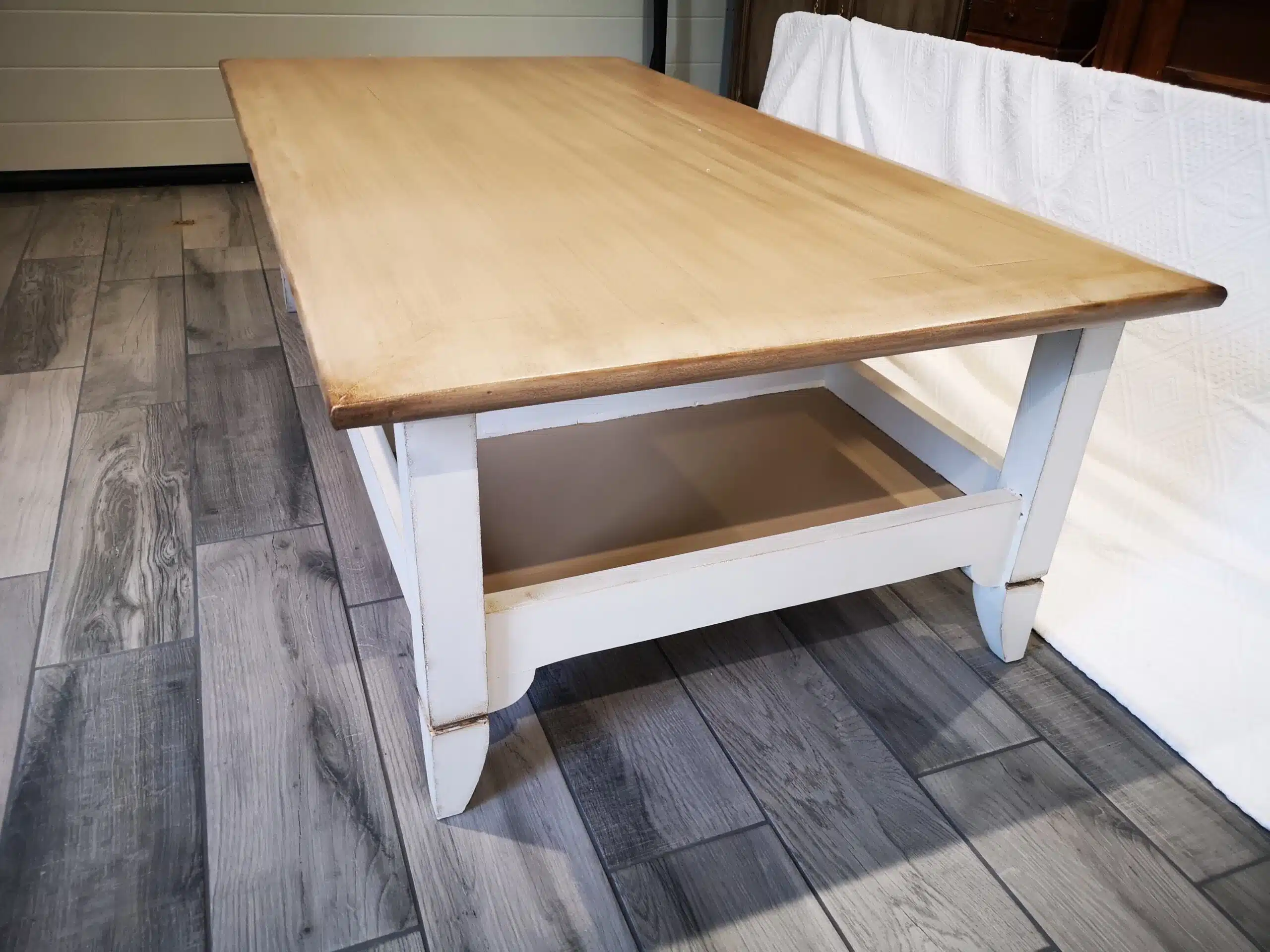 Table basse en bois exotique “relookée” – Image 3