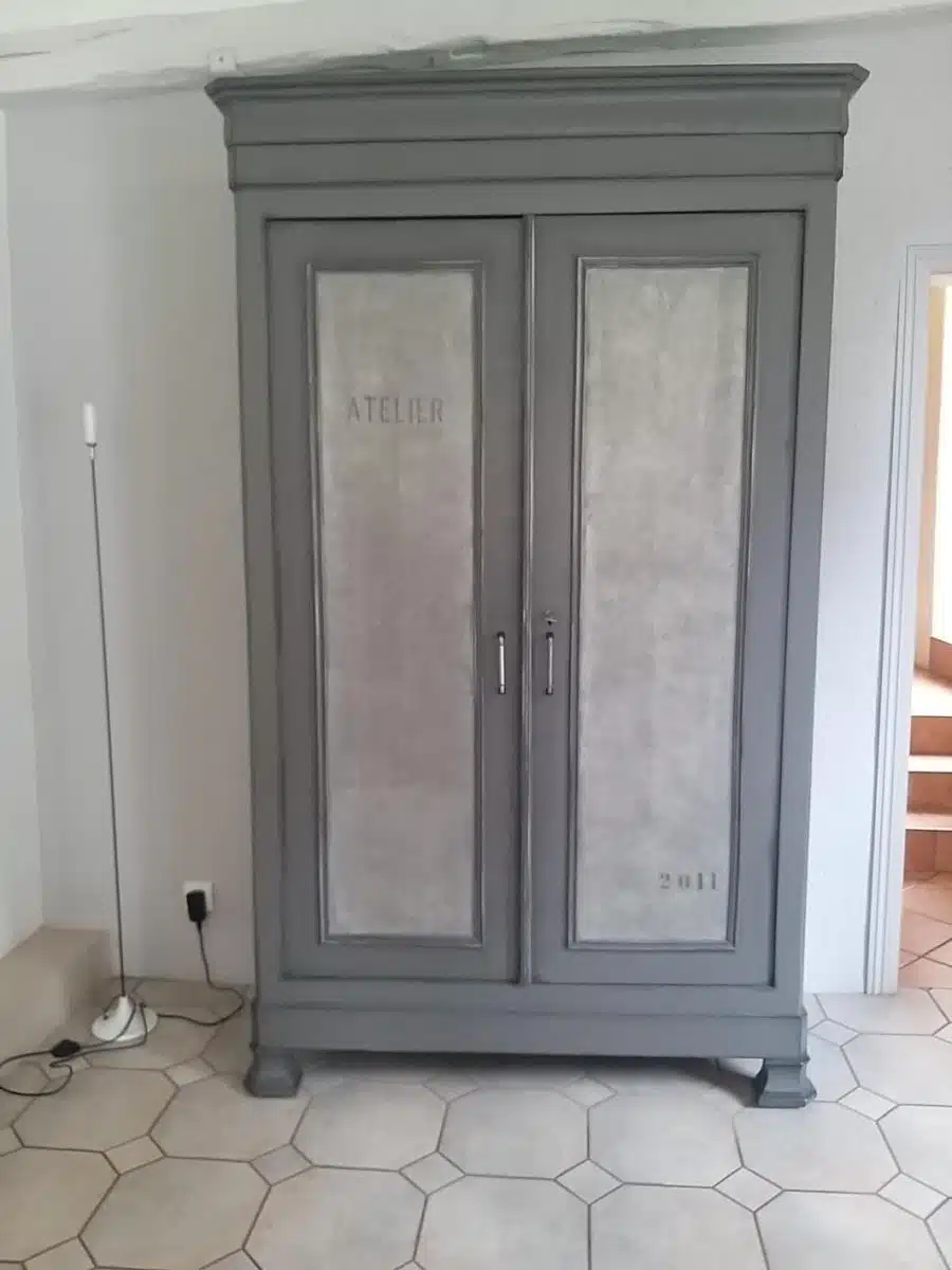 Armoire ancienne au design industriel