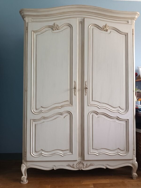 Armoire en merisier style Louis XV patinée lin et or