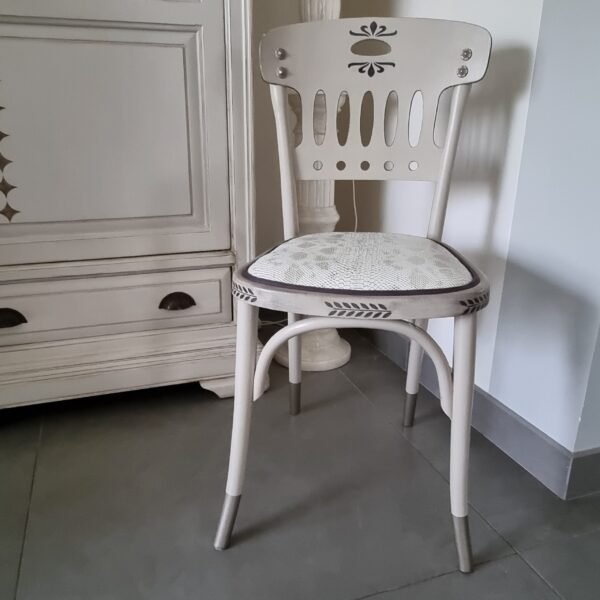 Chaise de bistrot relookée