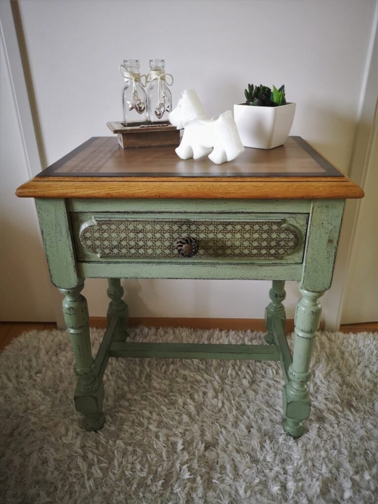 Chevet en chêne relooké shabby chic en teinte fenouil