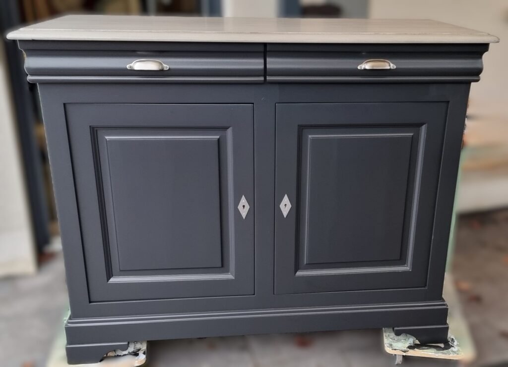 Buffet Louis Philippe et homme debout peints en noir mat, plateau gris patiné
