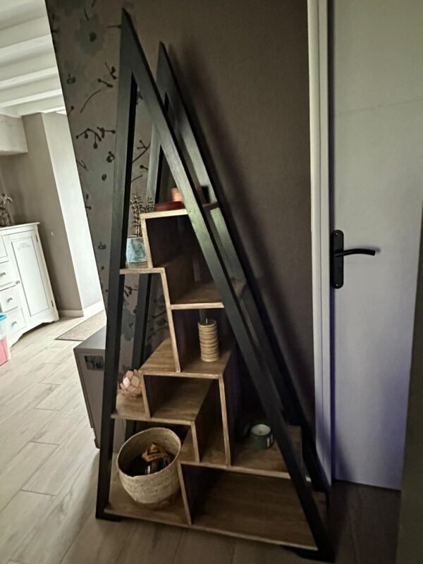 Etagère pyramide en bois exotique au look moderne