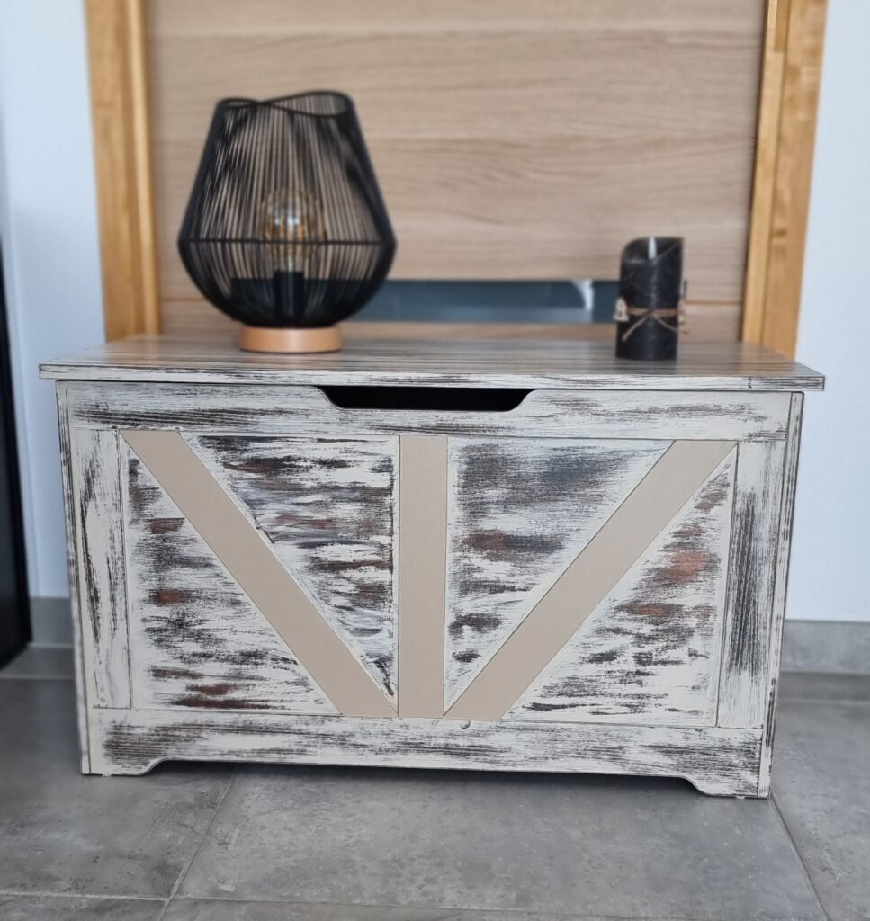 Coffre de rangement relooké en peinture effet chalk paint, finition mate protégée
