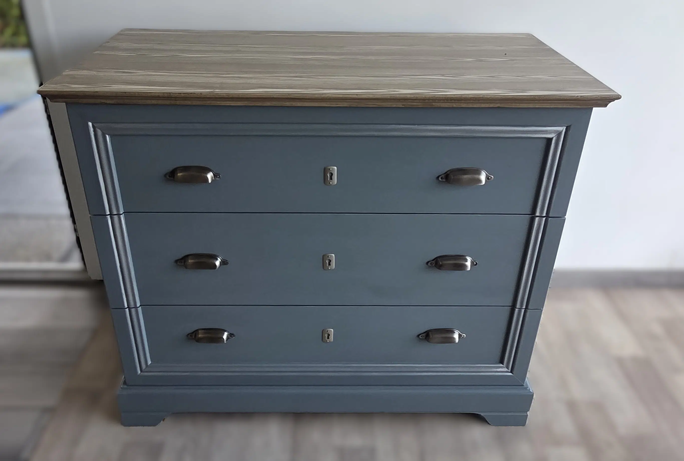 Commode style Louis Philippe en placage merisier "Bleu Acier" – Image 7