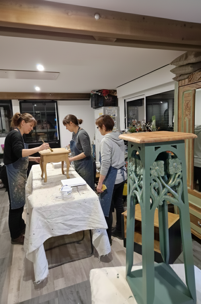 Participants à un atelier relooking de meubles — Au Gré du Pinceau