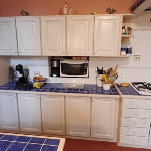 Cuisine ancienne en pin revisitée en style shabby