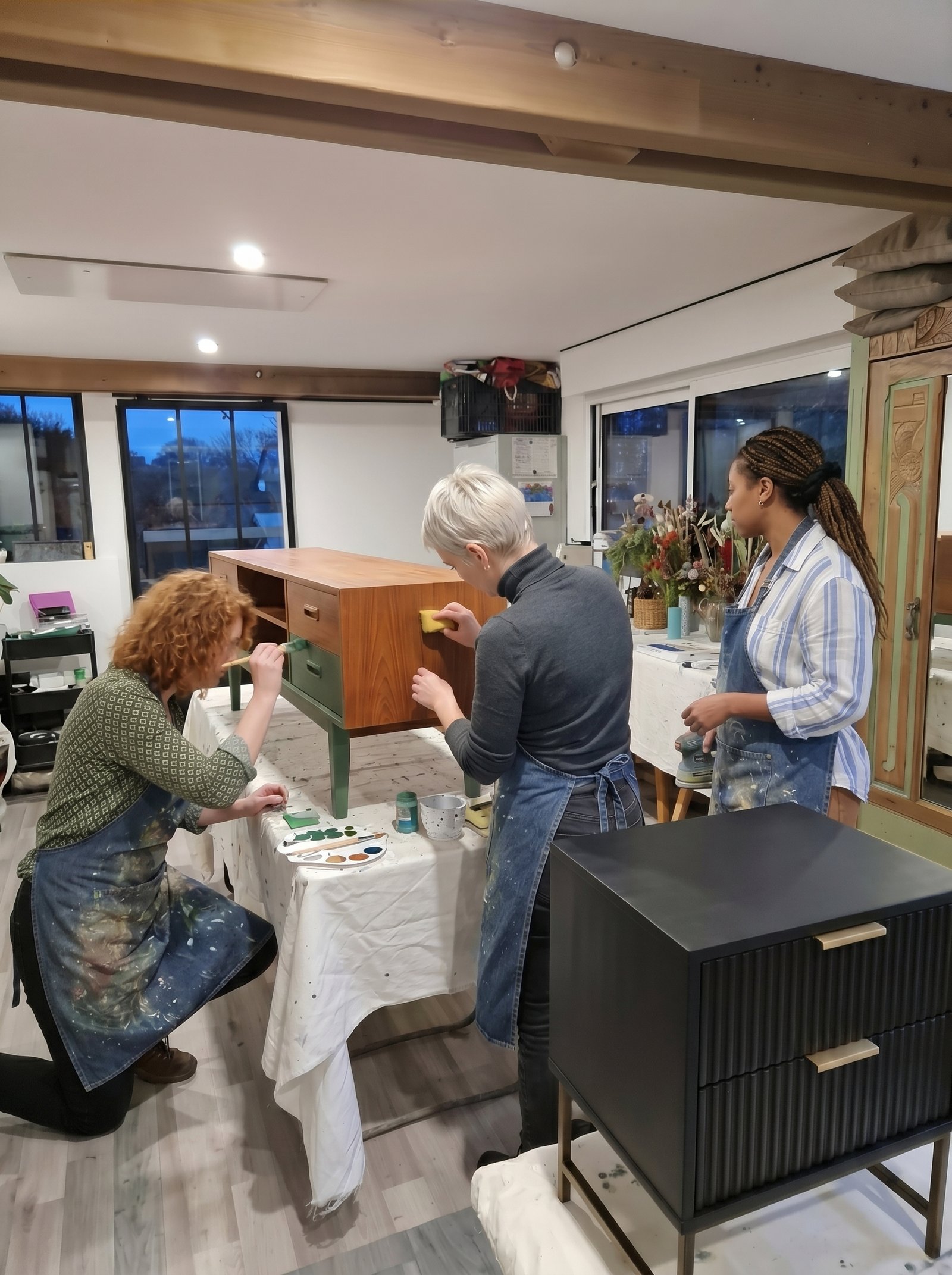 Groupe de participants à un atelier relooking de meubles — Au Gré du Pinceau, Bonchamp-lès-Laval