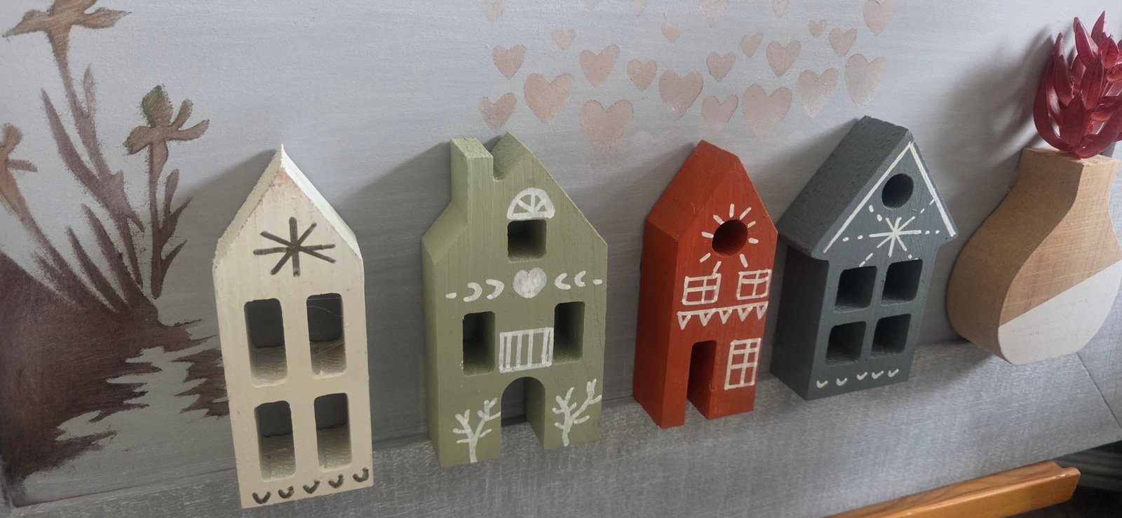Détail des quatre petites maisons en bois colorées du tableau Maison du Bonheur