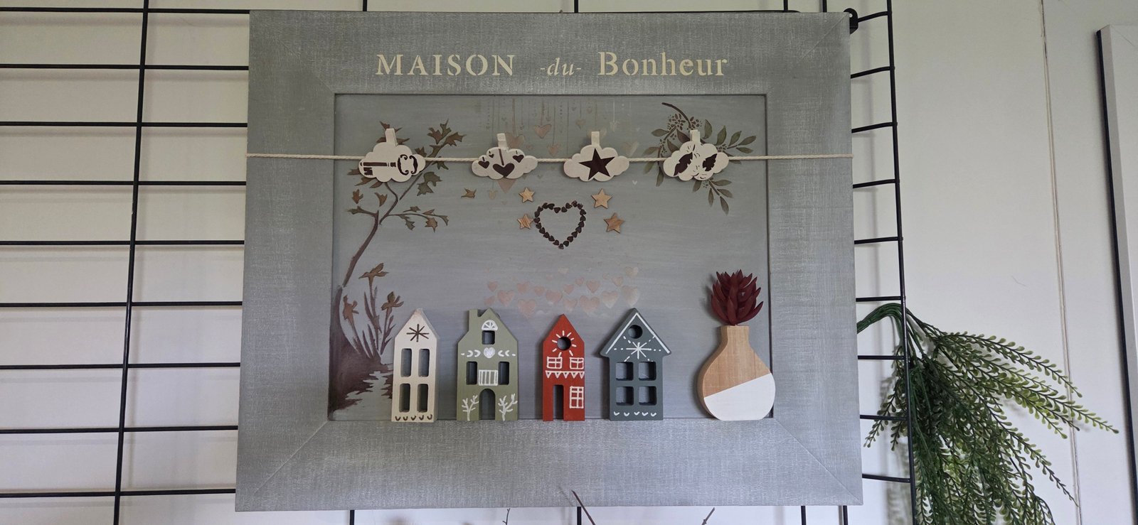 Détail de la ficelle et des pinces nuages et ailes du tableau Maison du Bonheur