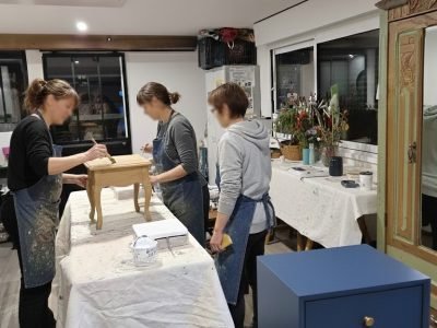 Atelier relooking de meubles en petit groupe — Au Gré du Pinceau